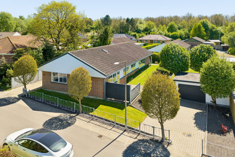 Familievenlig villa med hyggelige uderum i populære Hjallese